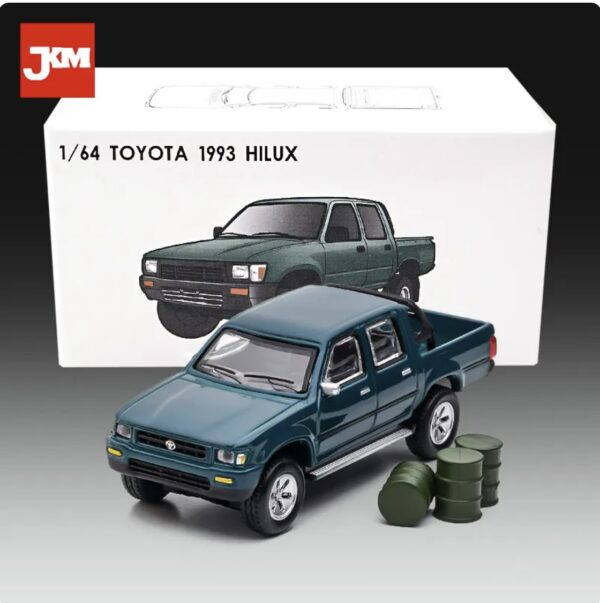 Toyota Hilux verde 1993 con barriles 1:64