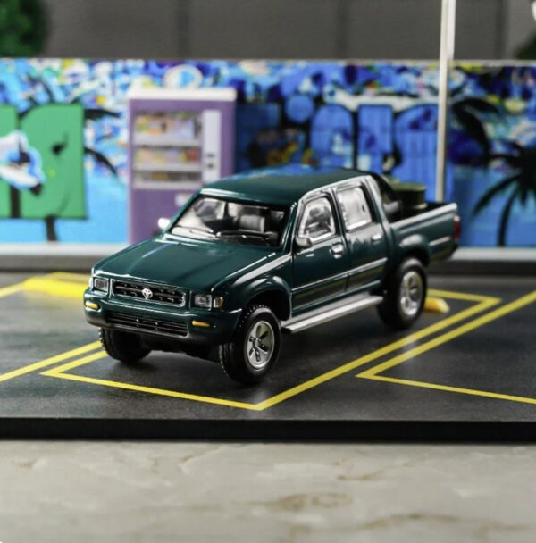 Toyota Hilux verde 1993 con barriles 1:64 - Imagen 2